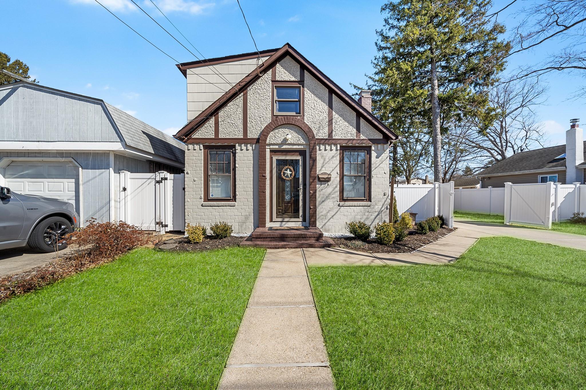 9 Westwood Avenue, Deer Park, New York image 3