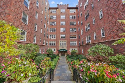 Photo of 250 Bronxville Road Rd #2G, Bronxville, NY 10708 (MLS # 933002)