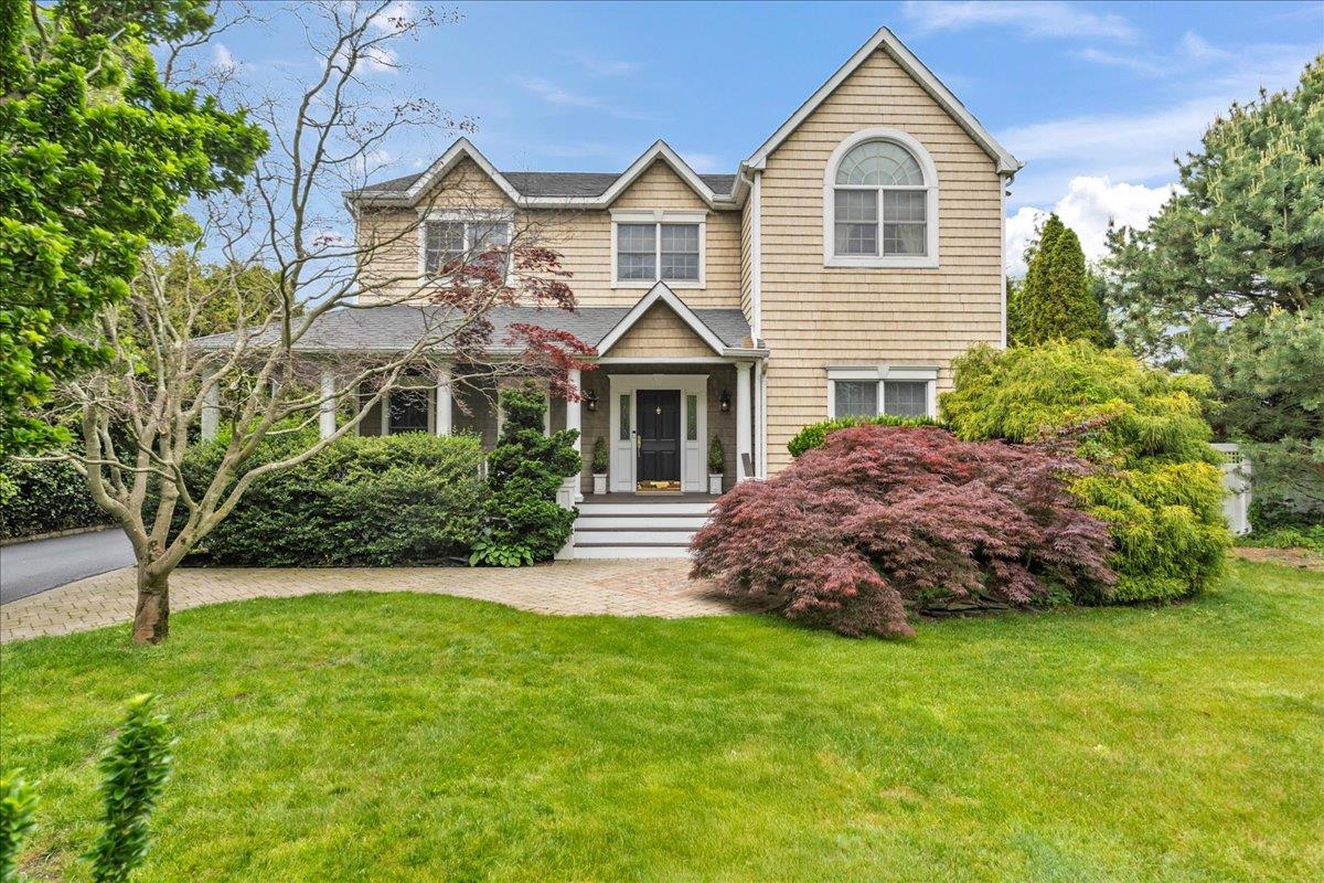 40 Carlisle Lane, East Islip, New York image 1