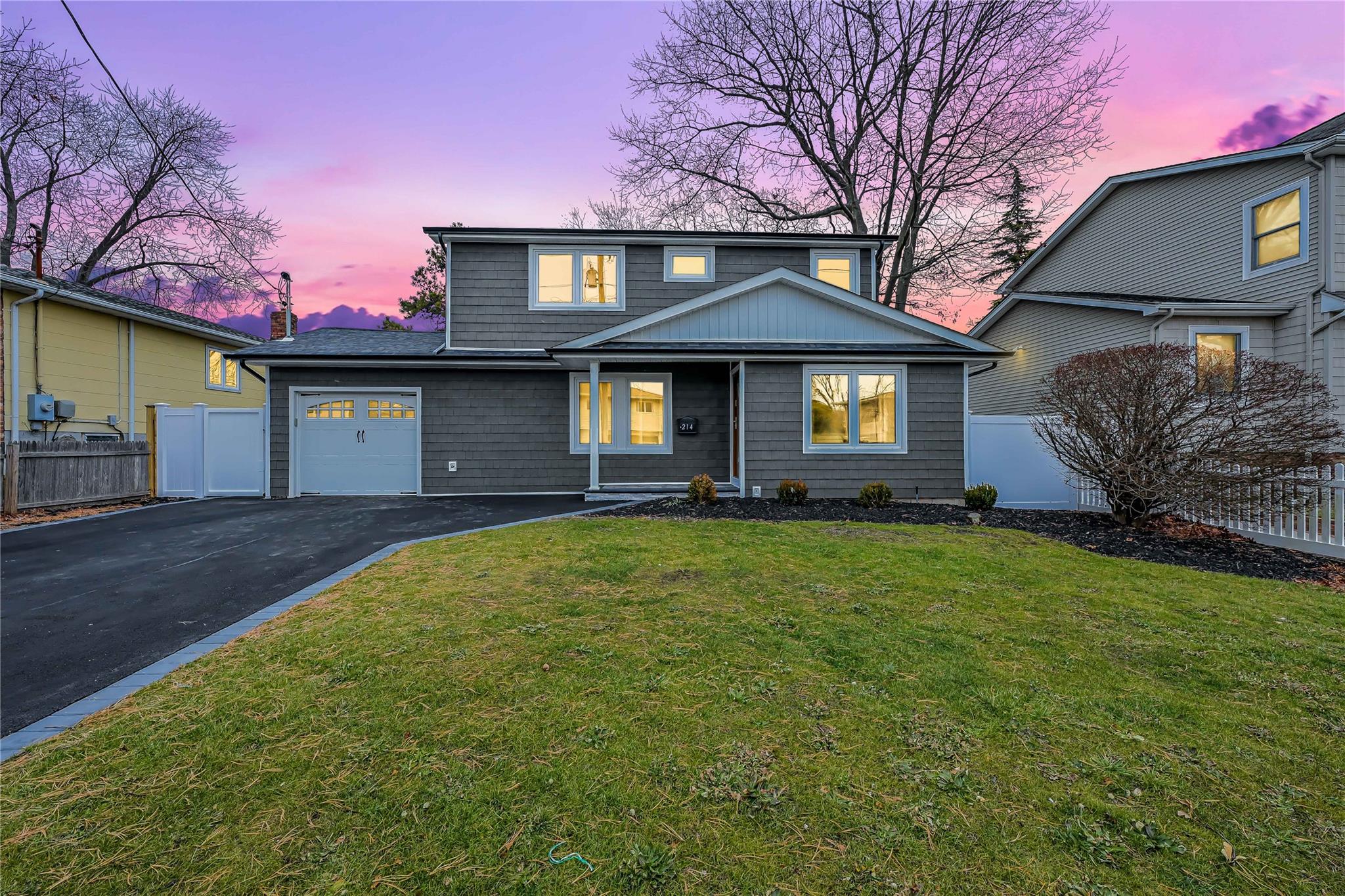 214 Oak Neck Road, West Islip, New York image 1