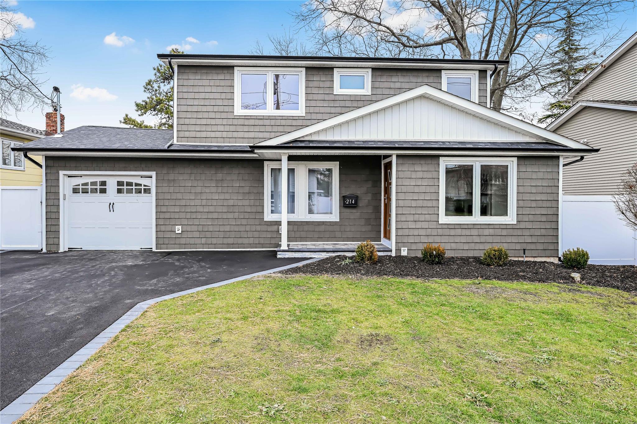214 Oak Neck Road, West Islip, New York image 2