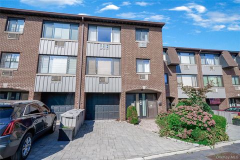 Photo of 15405 Riverside Drive #12B, Whitestone, NY 11357 (MLS # 924343)