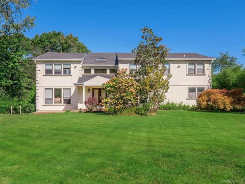 Photo of 32 Carriage Road, Great Neck, NY 11024 (MLS # 904549)