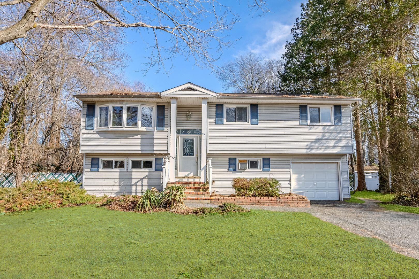 65 Byron Way, Oakdale, New York image 1