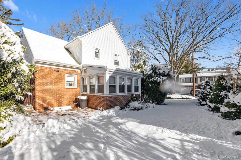 Photo of 22 Hathaway Drive, Garden City, NY 11530 (MLS # 944698)