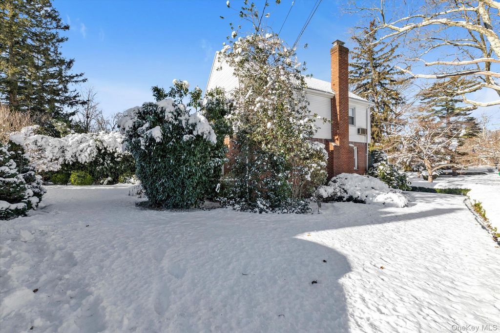 Photo of 22 Hathaway Drive, Garden City, NY 11530 (MLS # 944698)