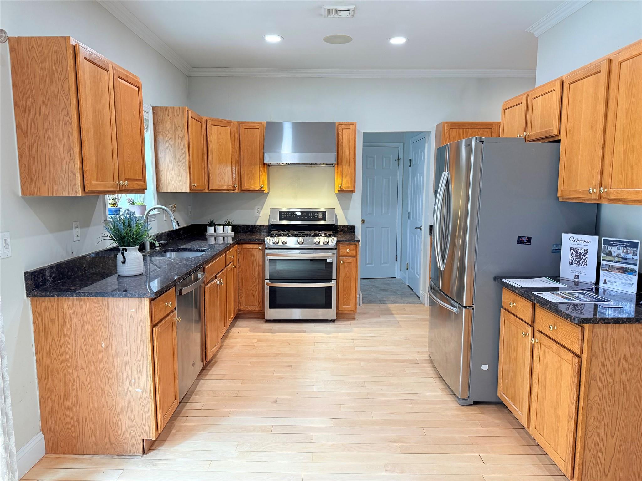 18 Blueberry Ridge Drive, Holtsville, New York image 5