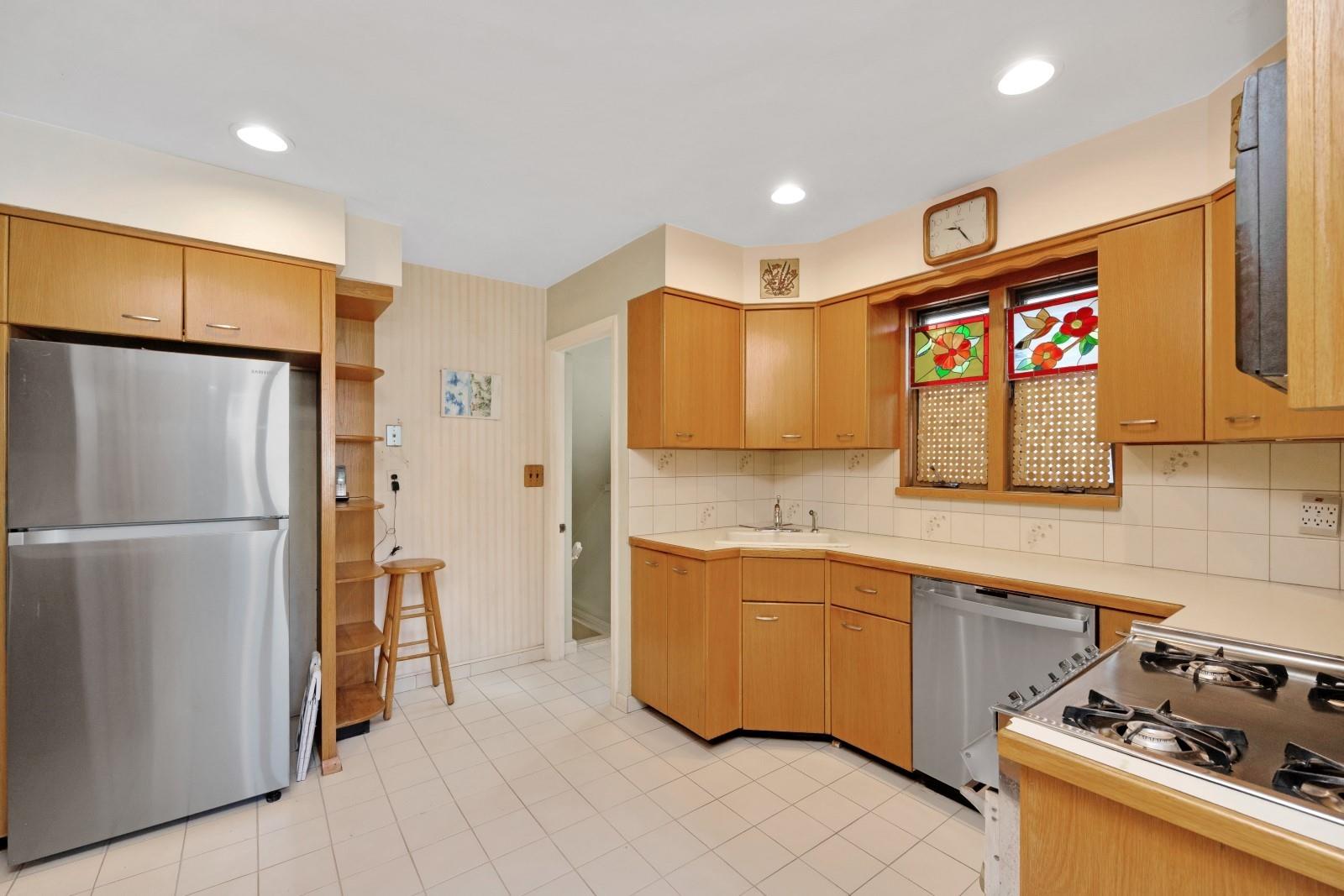 98 Chestnut Avenue, Floral Park, New York image 13