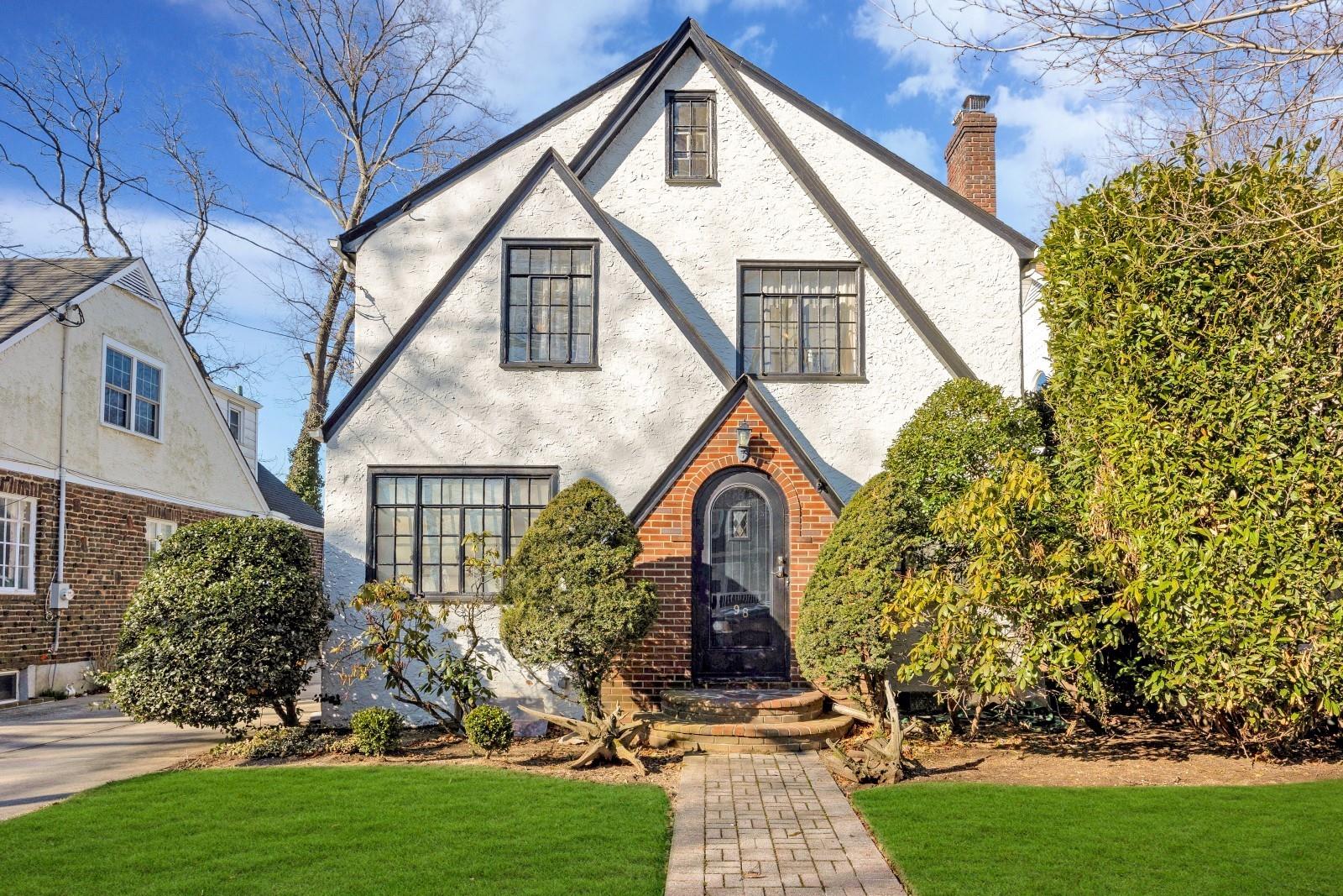 98 Chestnut Avenue, Floral Park, New York image 1