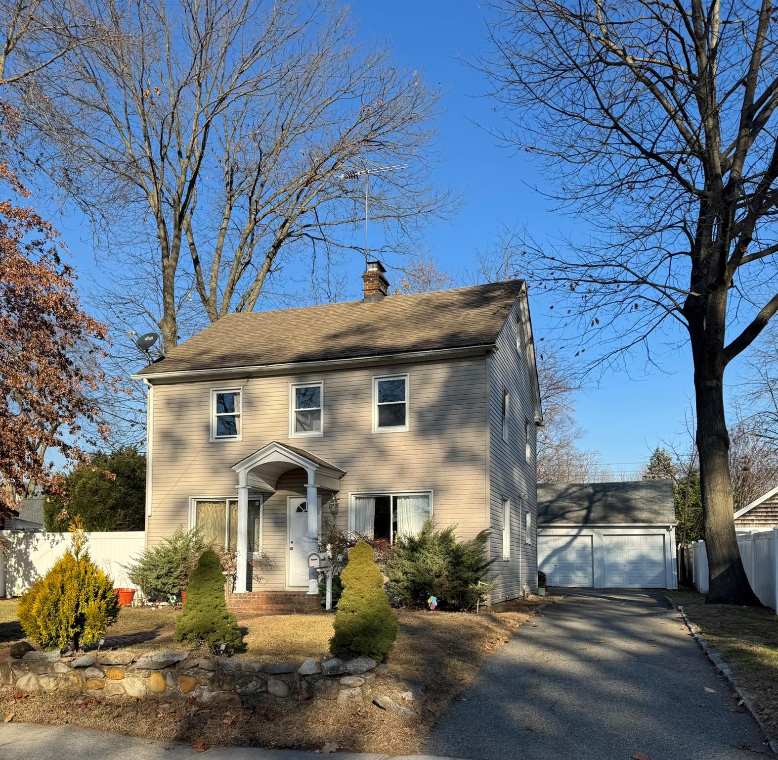 187 Castle Avenue, Westbury, New York image 1