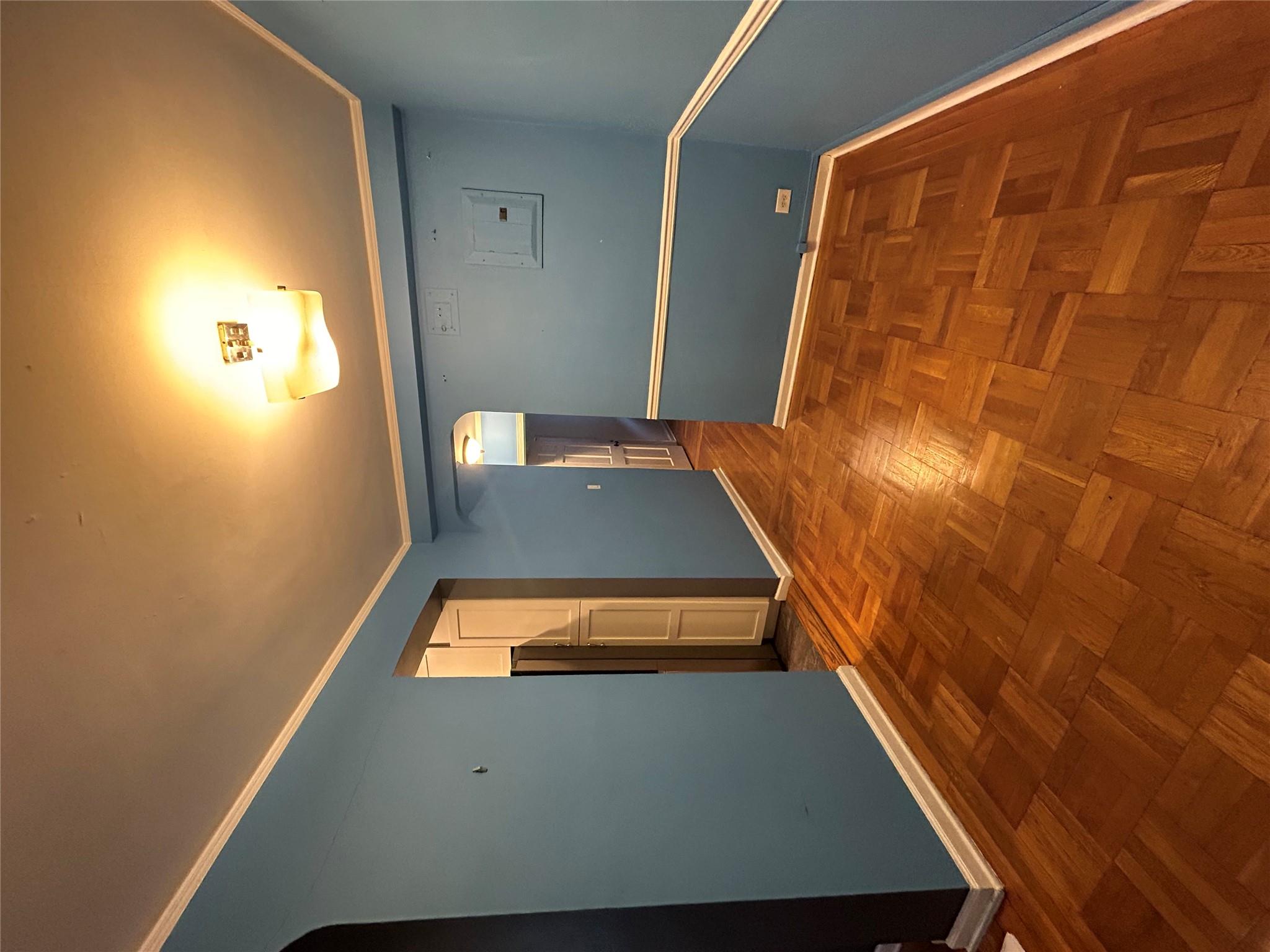 470 N Broadway B27
