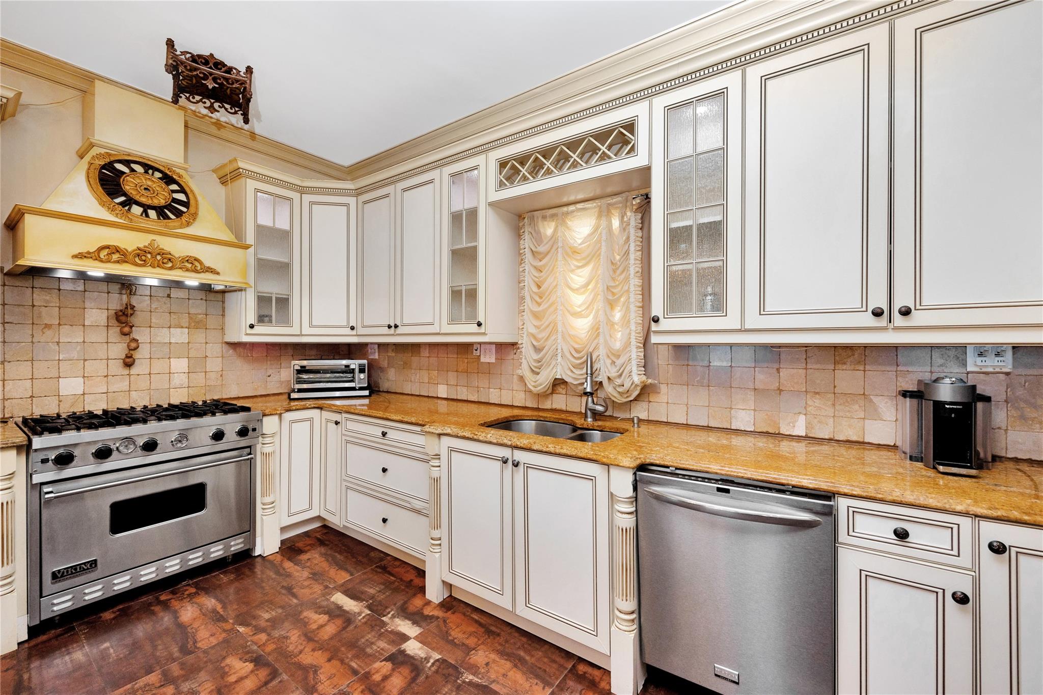 186-31 Radnor Road, Jamaica Estates, New York image 12