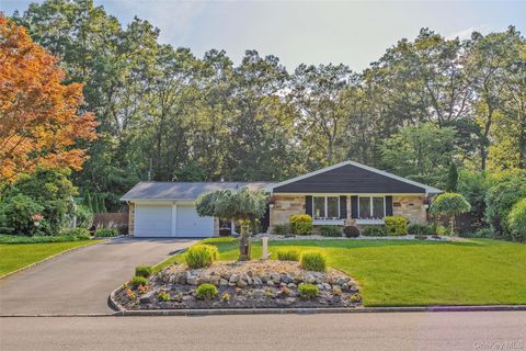Photo of 102 Sycamore Circle, Stony Brook, NY 11790 (MLS # 920423)