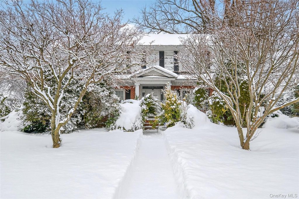 Photo of 225 Nassau Boulevard, Garden City, NY 11530 (MLS # 949984)