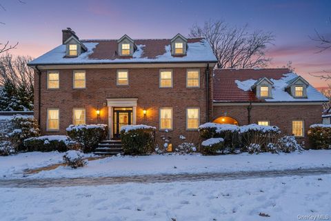 Photo of 31 Puritan Avenue, Forest Hills, NY 11375 (MLS # 947356)