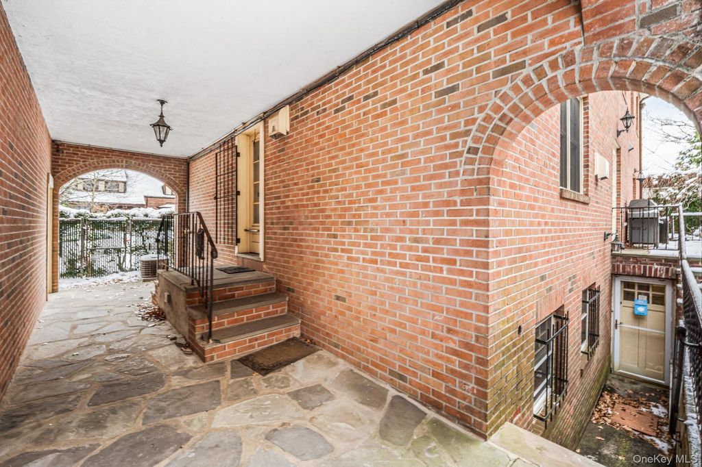 Photo of 31 Puritan Avenue, Forest Hills, NY 11375 (MLS # 947356)