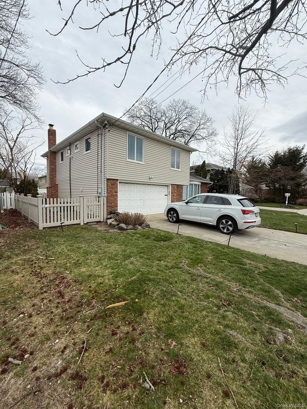 Photo of 23 Geoffrey Lane, Hewlett, NY 11557 (MLS # 989733)