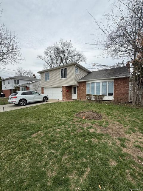 Photo of 23 Geoffrey Lane, Hewlett, NY 11557 (MLS # 989733)