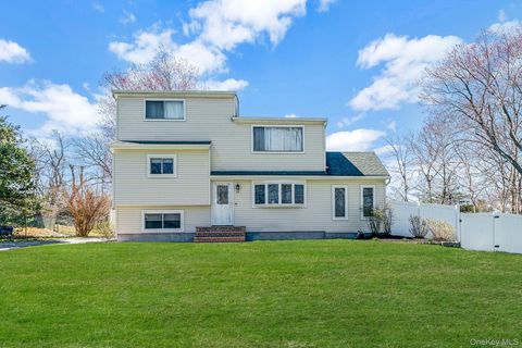 Photo of 26 Carl Street, Ronkonkoma, NY 11779 (MLS # 985512)