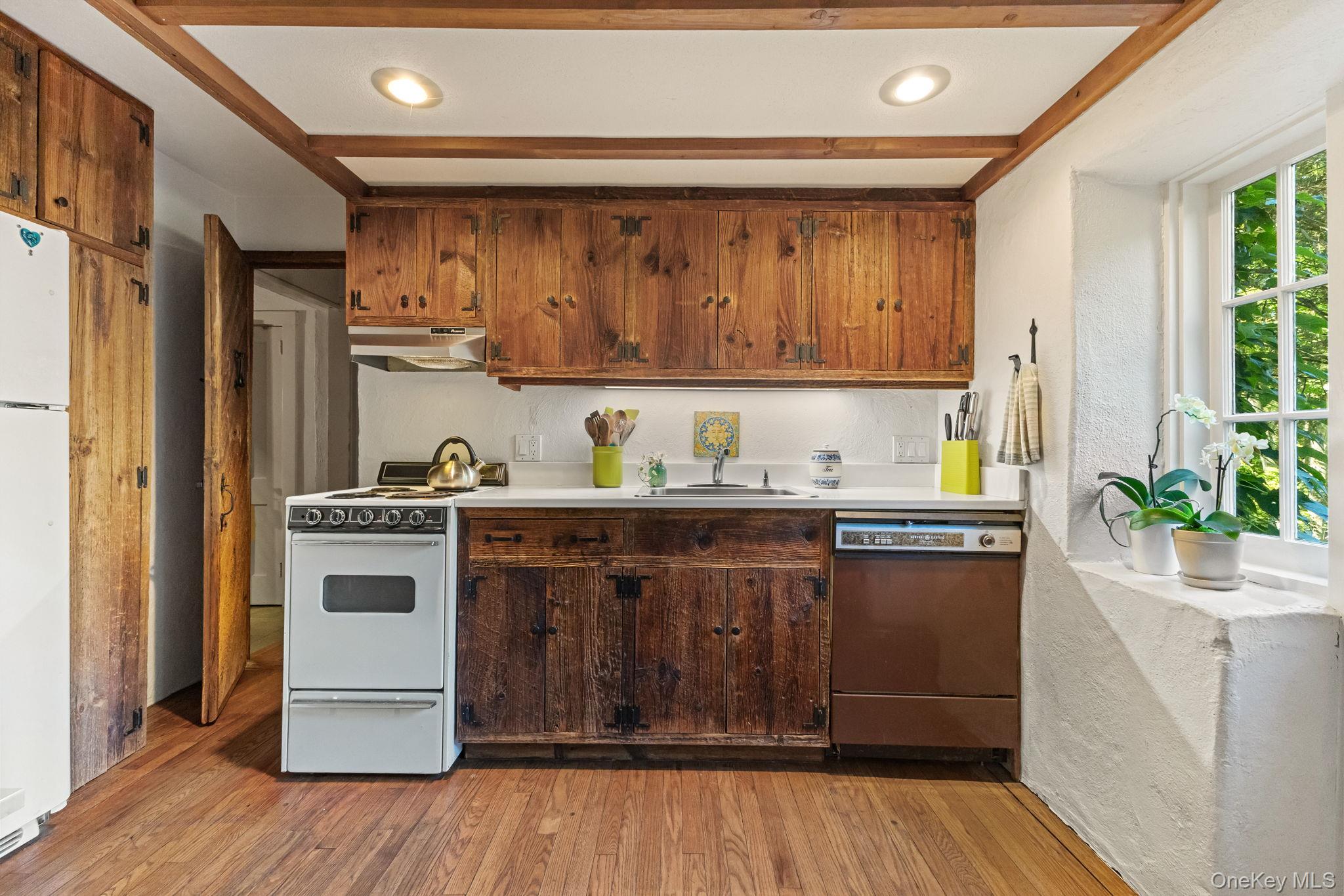 Chappaqua, New York 10514, United States, 3 Bedrooms Bedrooms, ,2 BathroomsBathrooms,Residential,Pending,213621