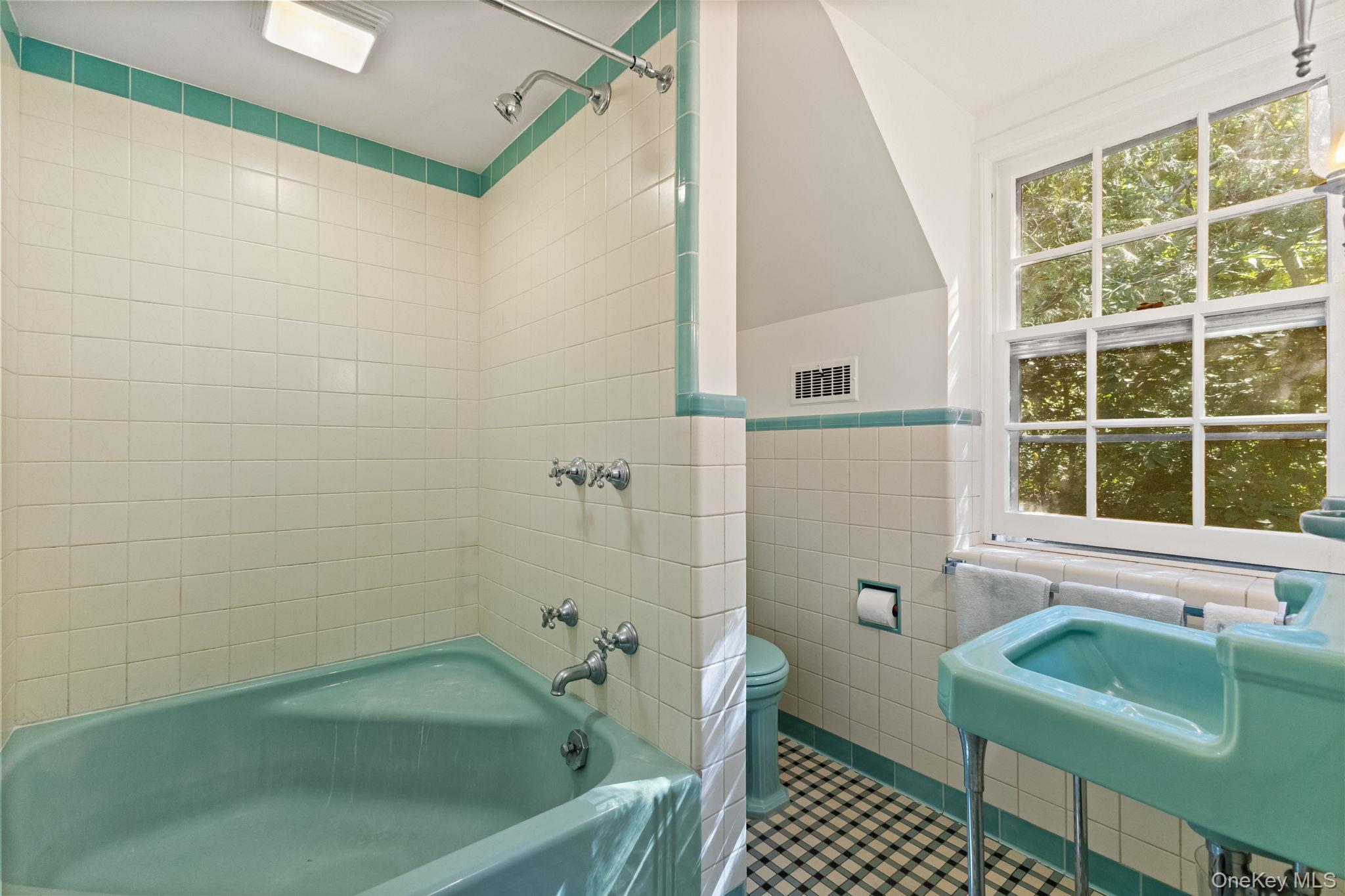 Chappaqua, New York 10514, United States, 3 Bedrooms Bedrooms, ,2 BathroomsBathrooms,Residential,Pending,213621