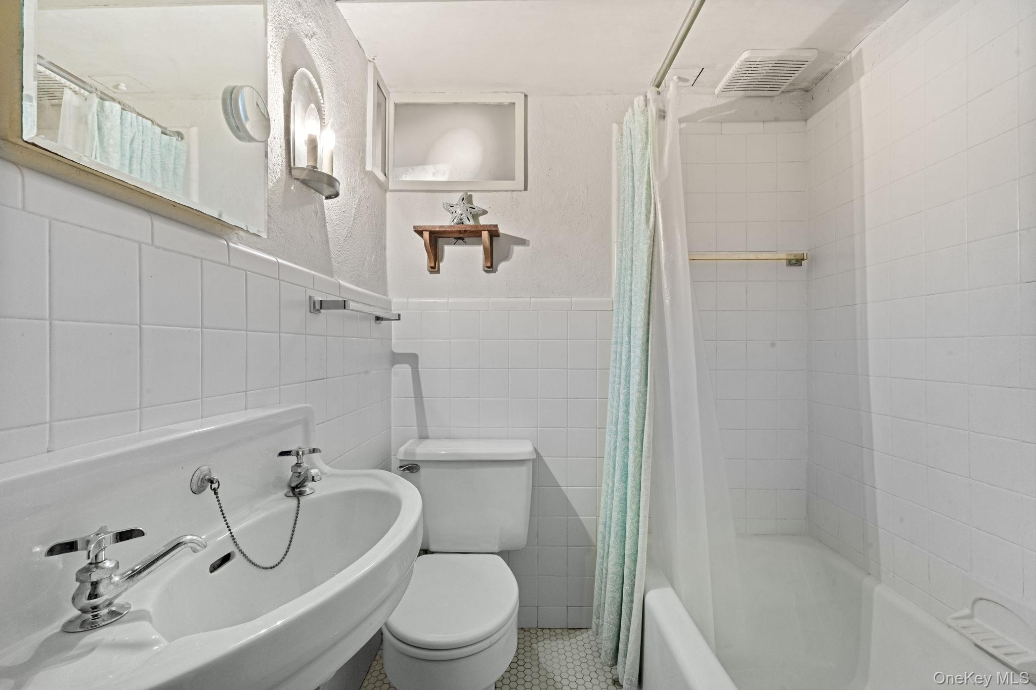 Chappaqua, New York 10514, United States, 3 Bedrooms Bedrooms, ,2 BathroomsBathrooms,Residential,Pending,213621