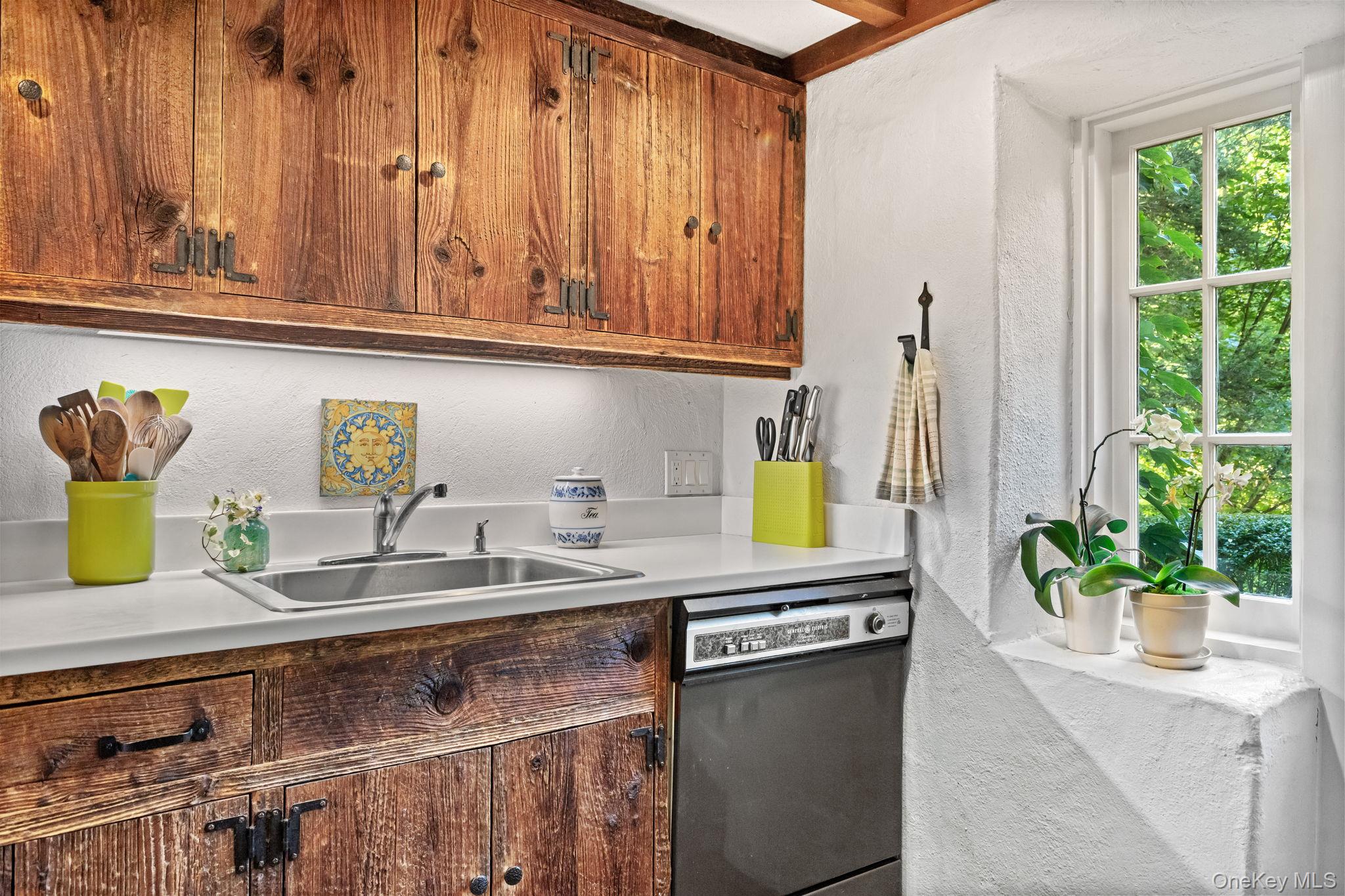 Chappaqua, New York 10514, United States, 3 Bedrooms Bedrooms, ,2 BathroomsBathrooms,Residential,Pending,213621