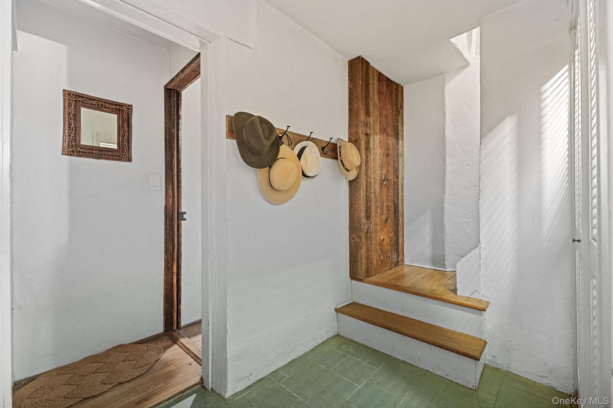 Chappaqua, New York 10514, United States, 3 Bedrooms Bedrooms, ,2 BathroomsBathrooms,Residential,Pending,213621