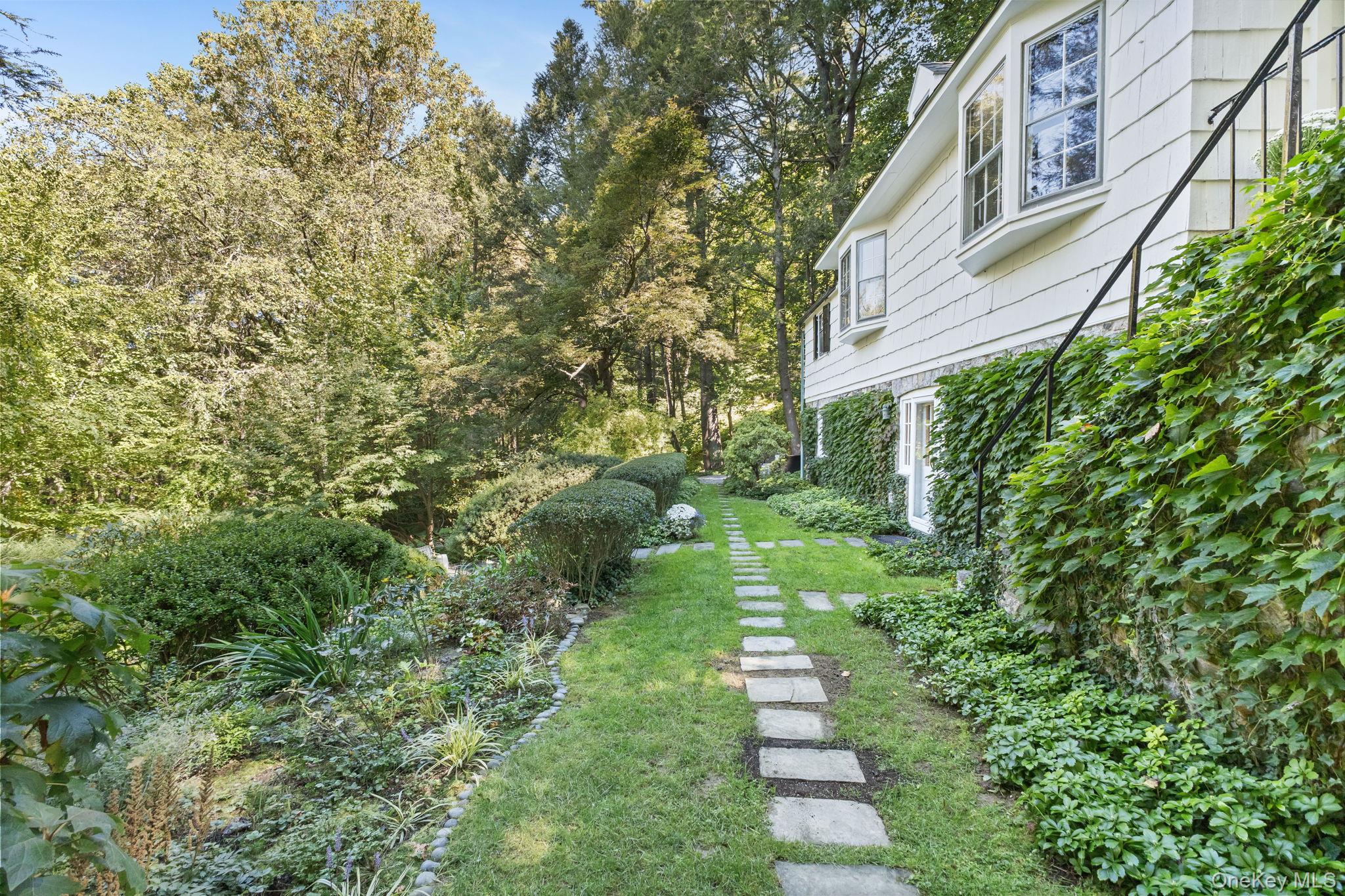 Chappaqua, New York 10514, United States, 3 Bedrooms Bedrooms, ,2 BathroomsBathrooms,Residential,Pending,213621