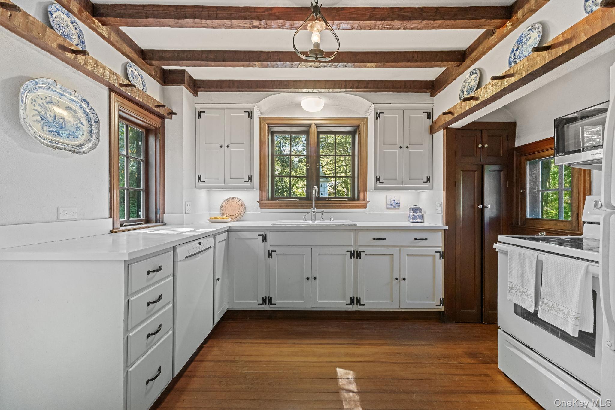 Chappaqua, New York 10514, United States, 3 Bedrooms Bedrooms, ,2 BathroomsBathrooms,Residential,Pending,213621