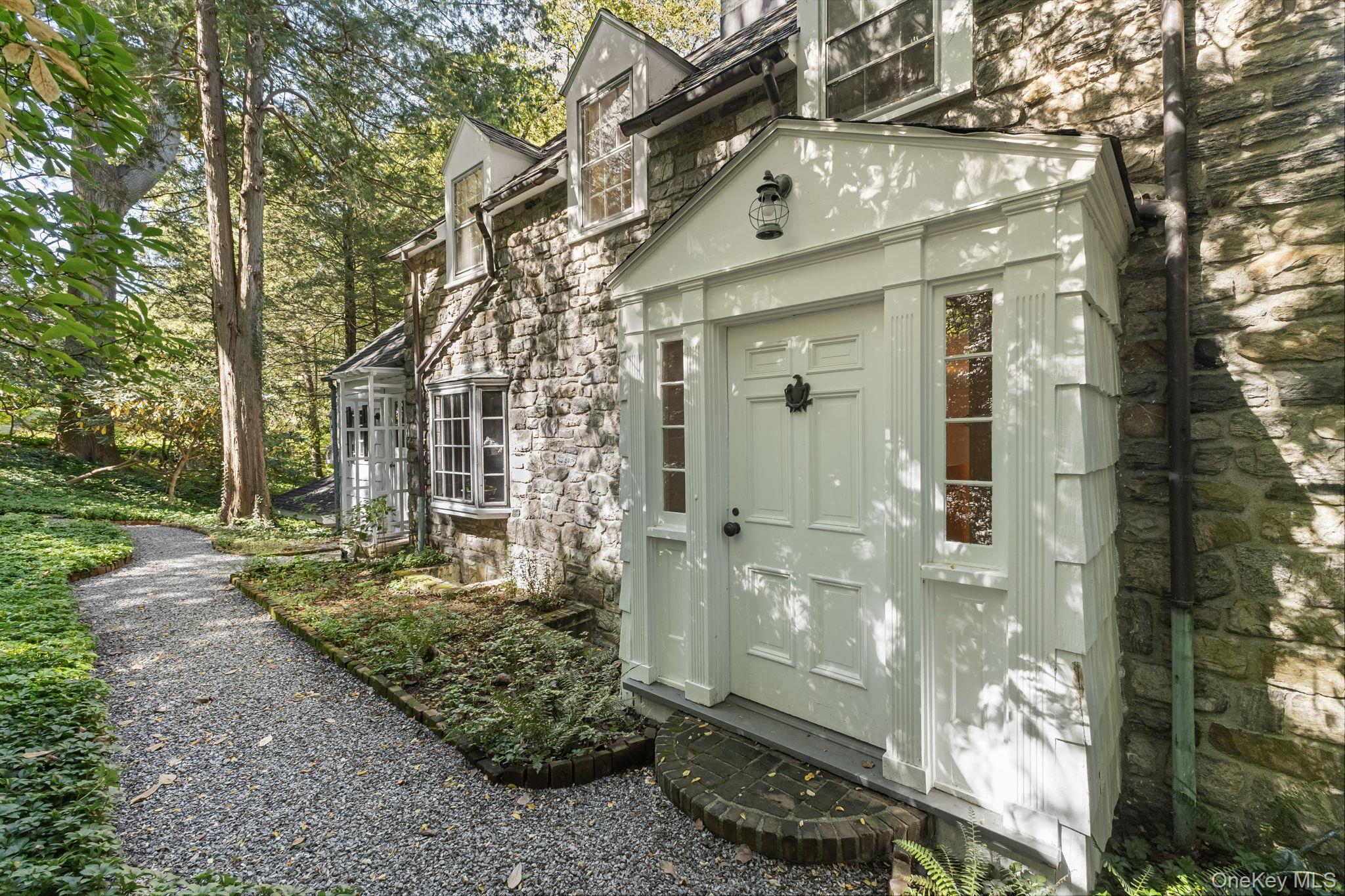 Chappaqua, New York 10514, United States, 3 Bedrooms Bedrooms, ,2 BathroomsBathrooms,Residential,Pending,213621