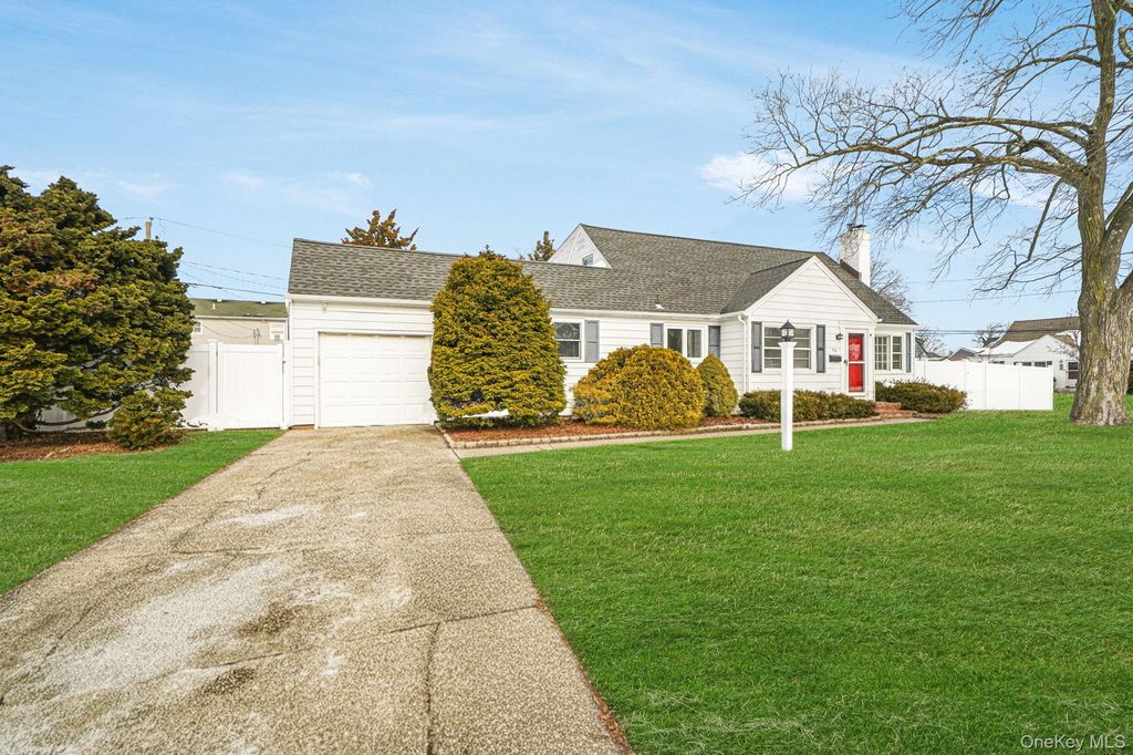 Photo of 53 Canterbury Lane, North Babylon, NY 11703 (MLS # 960672)