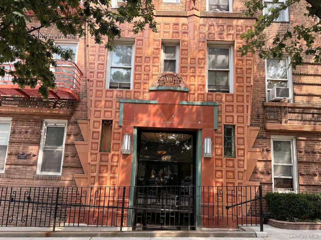 Photo of 601 Pelham Parkway N #108, Bronx, NY 10467 (MLS # 1043888)