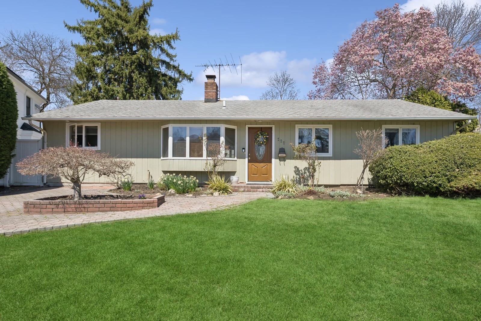 111 Southwood Circle, Syosset, New York image 16