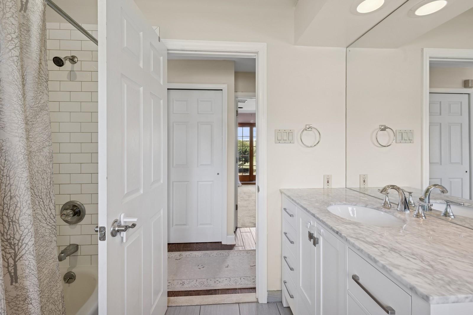 111 Southwood Circle, Syosset, New York image 10