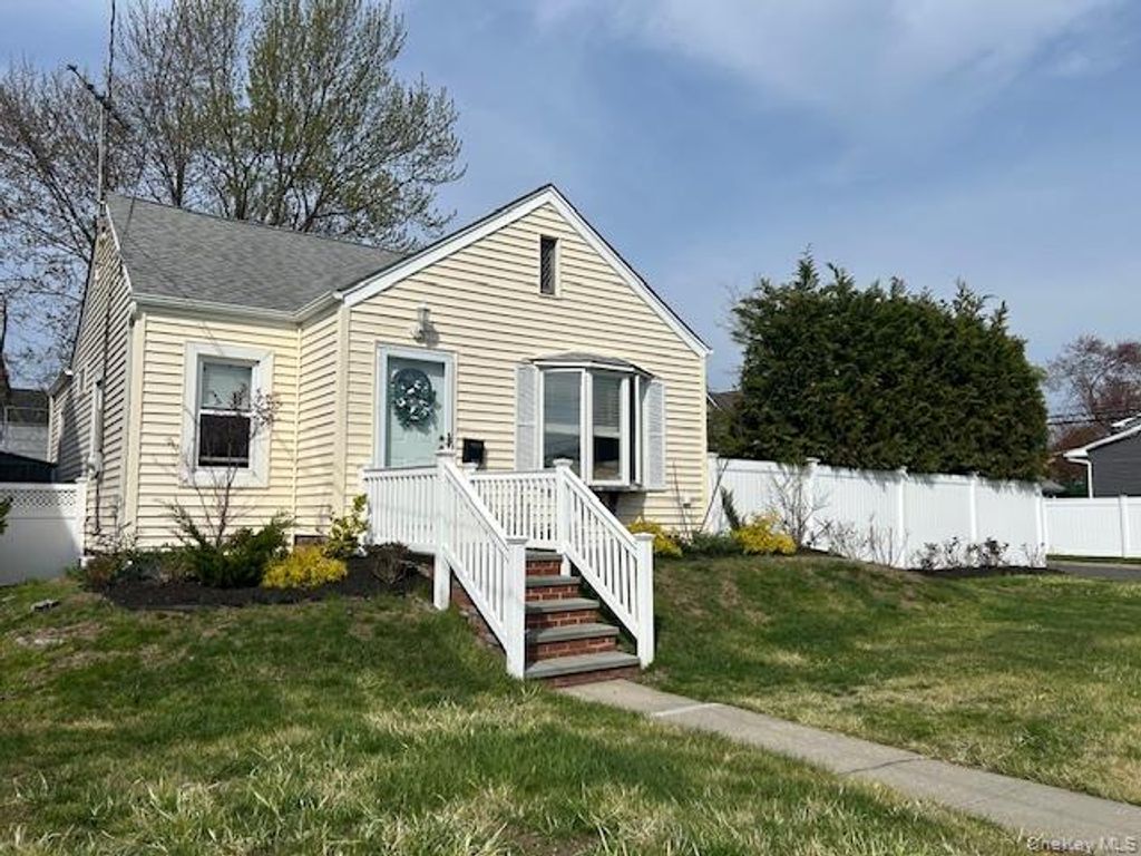 Photo of 2984 Grand Boulevard, Baldwin, NY 11510 (MLS # 985848)
