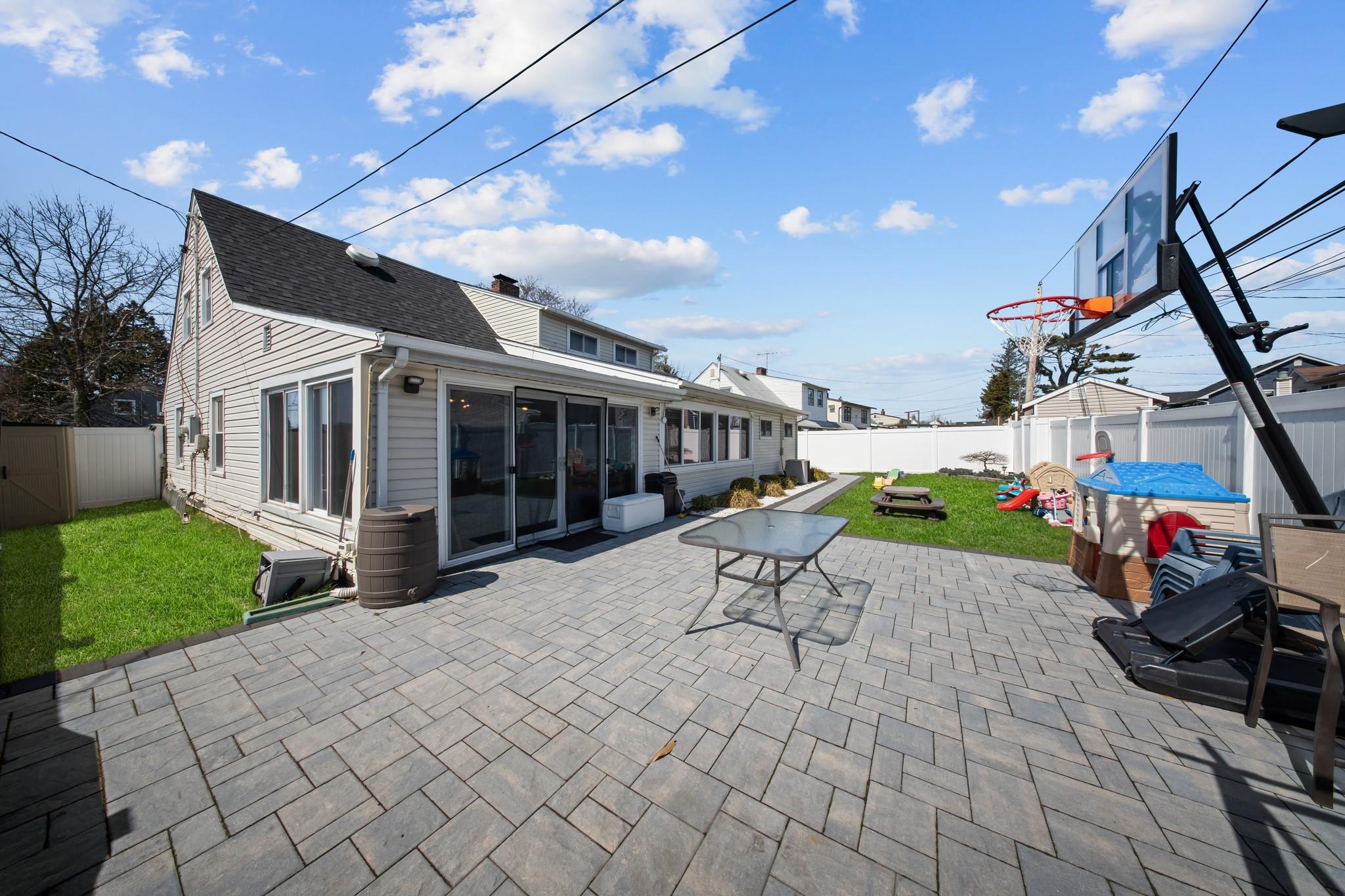 33 Chestnut Lane, Levittown, New York image 3