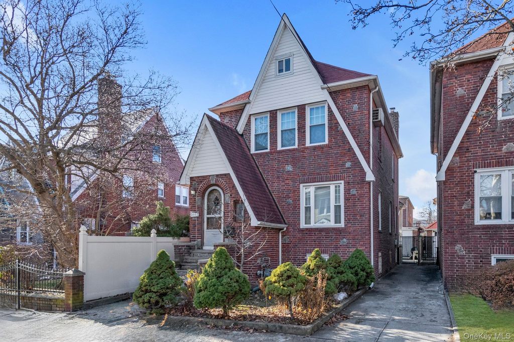 Photo of 2445 Yates Avenue, Bronx, NY 10469 (MLS # 945740)