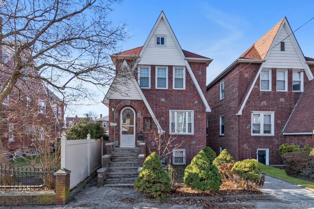 Photo of 2445 Yates Avenue, Bronx, NY 10469 (MLS # 945740)