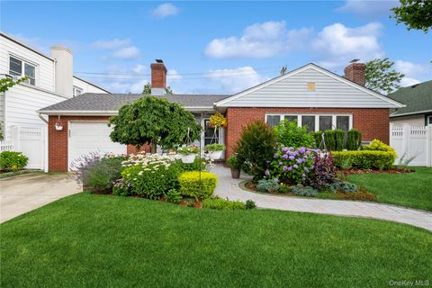 Photo of 516 E Chester Street, Long Beach, NY 11561 (MLS # 922950)