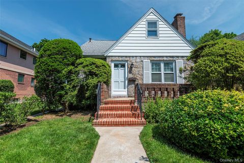 Photo of 147 Nugent Street, New Hyde Park, NY 11040 (MLS # 877615)