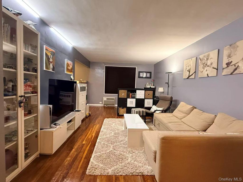 Photo of 224-24 Union Turnpike #4N, Oakland Gardens, NY 11364 (MLS # 962106)