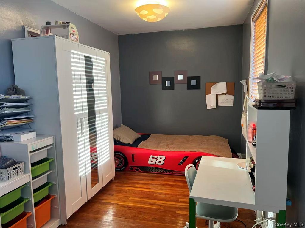 Photo of 224-24 Union Turnpike #4N, Oakland Gardens, NY 11364 (MLS # 962106)