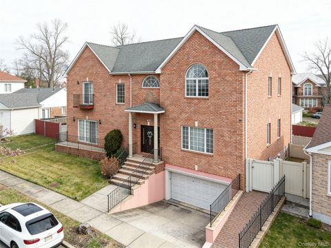 Homes For Sale - 66-19 Commonwealth Boulevard<br/> Little Neck, NY 11362