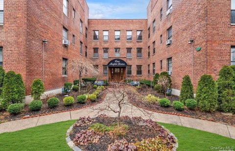 Homes For Sale - 1 Maple Drive #3H<br/> Great Neck, NY 11021