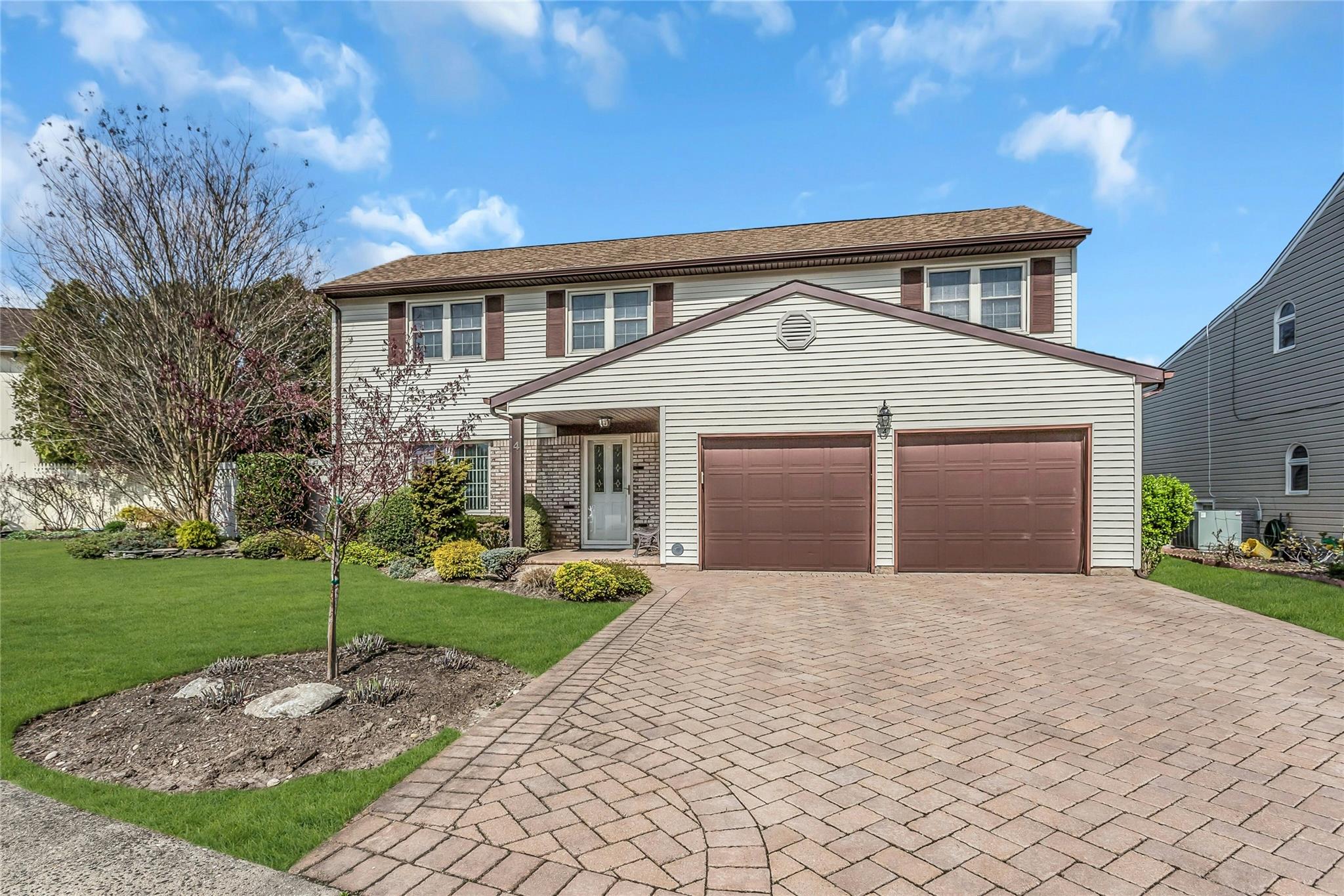 4 Toni Ann Circle, Plainview, New York image 1