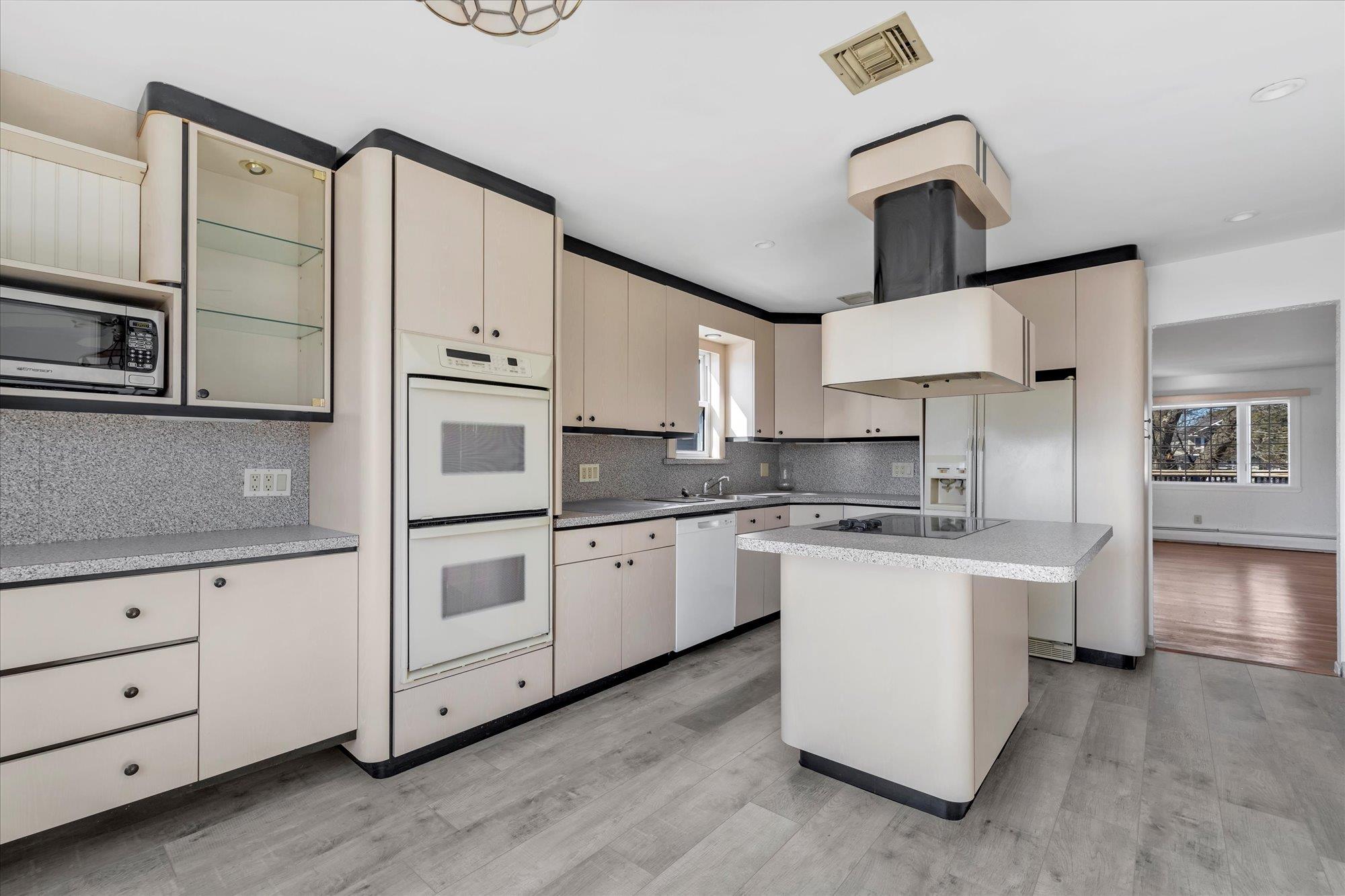 16 Beverly Road, Wantagh, New York image 3