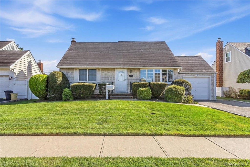 Photo of 38 Croyden Lane, Hicksville, NY 11801 (MLS # 1051273)