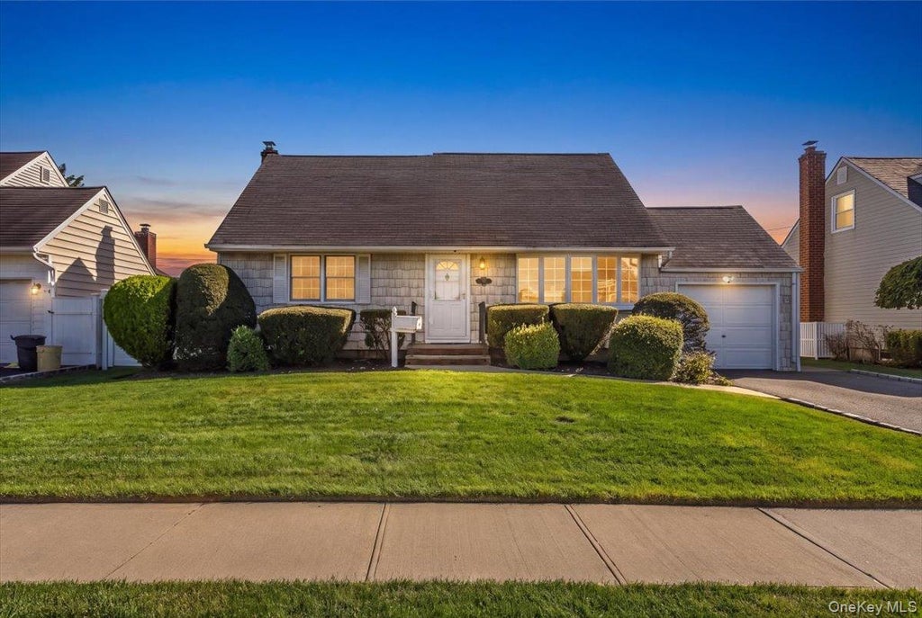 Photo of 38 Croyden Lane, Hicksville, NY 11801 (MLS # 1051273)