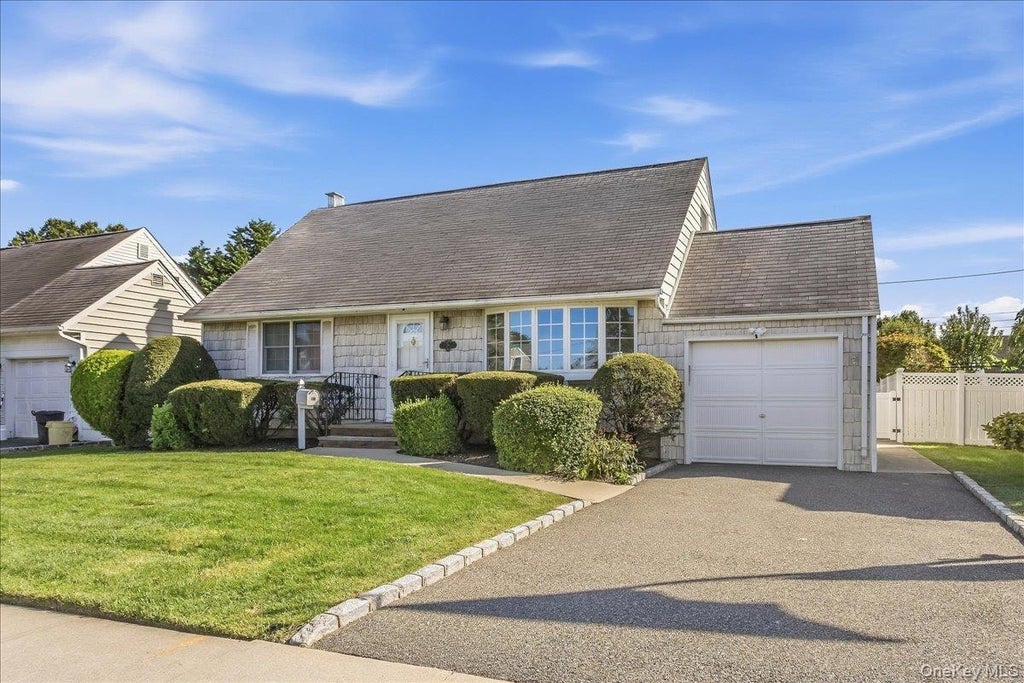 Photo of 38 Croyden Lane, Hicksville, NY 11801 (MLS # 1051273)